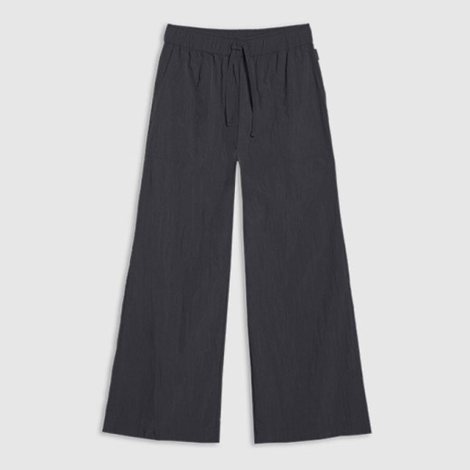 Damskie spodnie casual 4F 4FWSS25TTROF1012 - czarne ze sklepu Sportstylestory.com w kategorii Spodnie damskie - zdjęcie 179232091