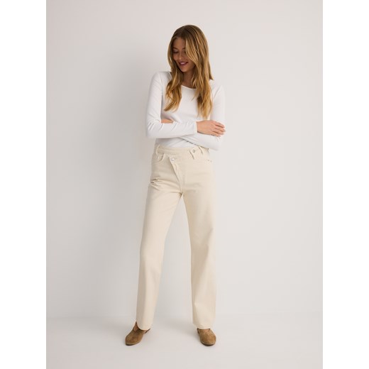 Reserved - Jeansy wide leg z asymetrycznym zapięciem - złamana biel ze sklepu Reserved w kategorii Jeansy damskie - zdjęcie 179245904