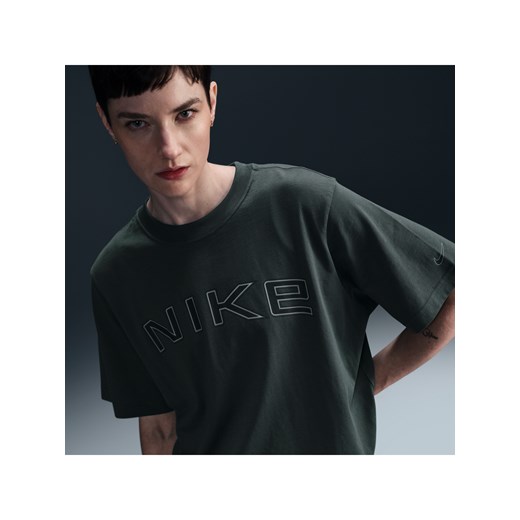 Damski T-shirt o luźnym kroju z krótkim rękawem i grafiką Nike Sportswear - Zieleń ze sklepu Nike poland w kategorii Bluzki damskie - zdjęcie 179256743