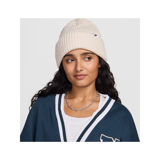 Czapka z dzianiny z waflowym wzorem Nike Peak - Brązowy ze sklepu Nike poland w kategorii Czapki zimowe damskie - zdjęcie 179256800