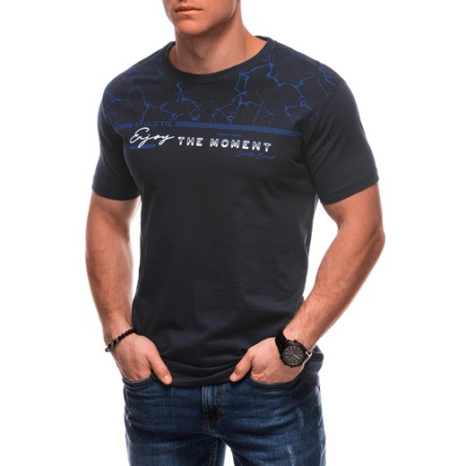 T-shirt męski z nadrukiem S2035 - granatowy ze sklepu Edoti w kategorii T-shirty męskie - zdjęcie 179272072