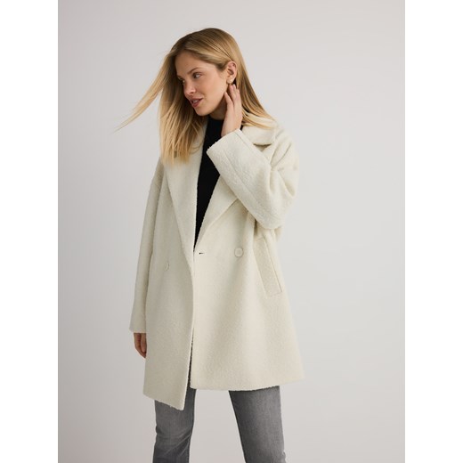 Reserved - Krótki płaszcz boucle - kremowy ze sklepu Reserved w kategorii Płaszcze damskie - zdjęcie 179274780