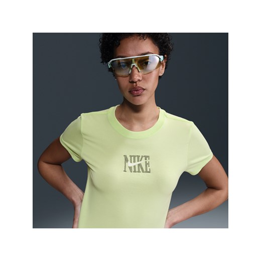 Damski T-shirt o dopasowanym kroju z krótkim rękawem i nadrukiem Nike Sportswear - Zieleń ze sklepu Nike poland w kategorii Bluzki damskie - zdjęcie 179308360