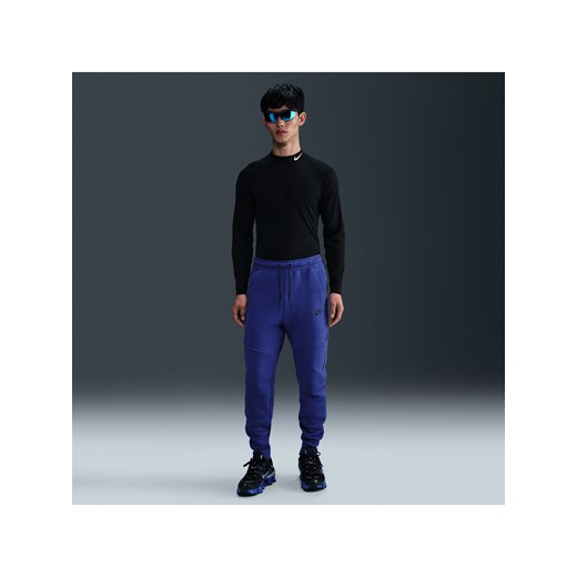 Męskie dzianinowe joggery Nike Tech - Fiolet ze sklepu Nike poland w kategorii Spodnie męskie - zdjęcie 179308450