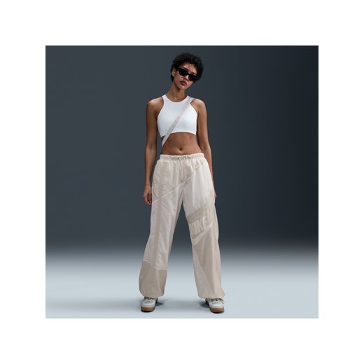 Damskie luźne spodnie z tkaniny ze średnim stanem i luźnymi nogawkami Nike Sportswear - Biel ze sklepu Nike poland w kategorii Spodnie damskie - zdjęcie 179308561