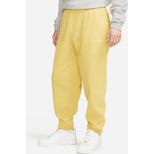 Męskie spodnie z dzianiny Nike Solo Swoosh - Żółty ze sklepu Nike poland w kategorii Spodnie męskie - zdjęcie 179308604