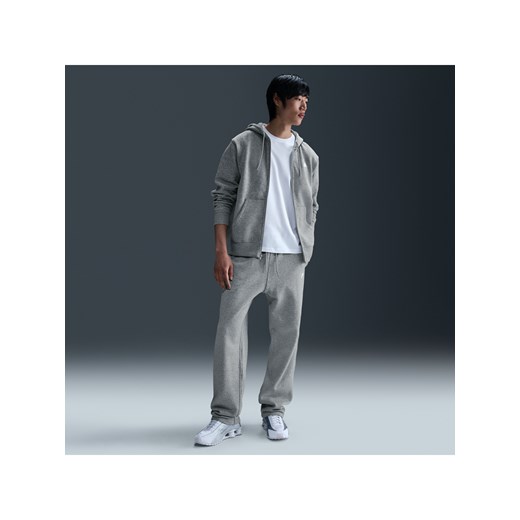 Męskie spodnie z dzianiny z luźnymi nogawkami Nike Club - Szary ze sklepu Nike poland w kategorii Spodnie męskie - zdjęcie 179308654