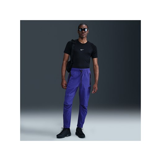 Męskie spodnie z tkaniny Nike Tech - Fiolet ze sklepu Nike poland w kategorii Spodnie męskie - zdjęcie 179308804