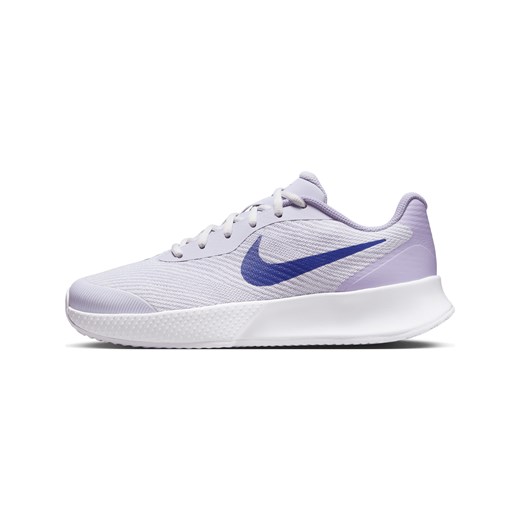 Damskie buty do tenisa na korty ziemne Nike Vapor Lite 3 - Fiolet ze sklepu Nike poland w kategorii Buty sportowe damskie - zdjęcie 179308972