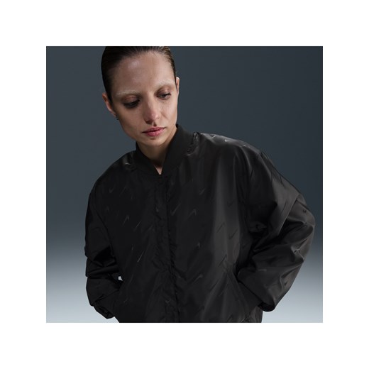 Damska kurtka oversize z monogramem Nike Sportswear Destroyer - Czerń ze sklepu Nike poland w kategorii Kurtki damskie - zdjęcie 179309122