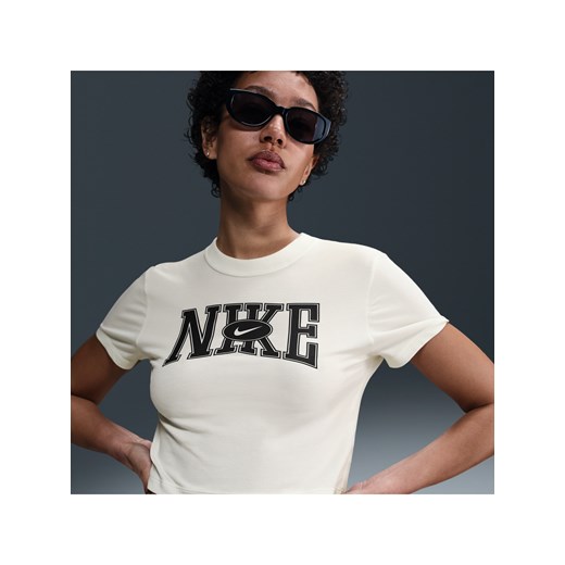 Damski T-shirt o krótkim dopasowanym kroju - Biel ze sklepu Nike poland w kategorii Bluzki damskie - zdjęcie 179309130