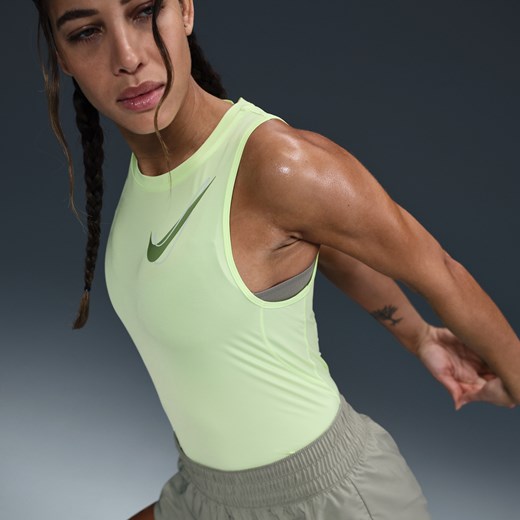 Zielona bluzka damska Nike bez rękawów z okrągłym dekoltem