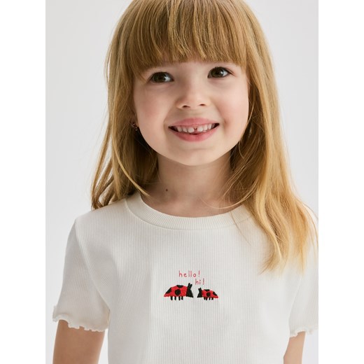 Reserved - Bawełniany T-shirt z haftem - złamana biel ze sklepu Reserved w kategorii Bluzki dziewczęce - zdjęcie 179316661