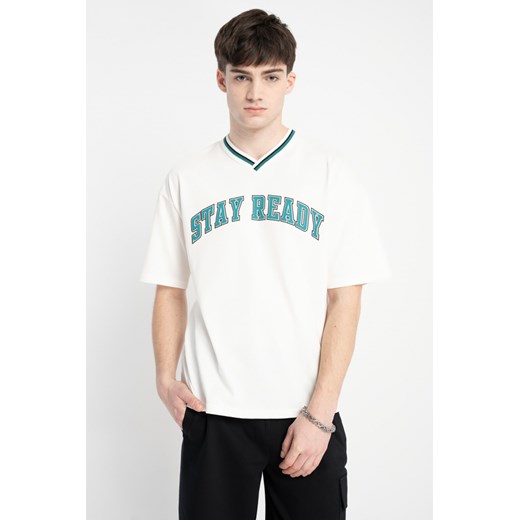 Kremowy t-shirt w stylu collage z grafiką na wysokości piersi, rozmiar - 146, kolor - kremowy ze sklepu REPORTER w kategorii T-shirty chłopięce - zdjęcie 179330971