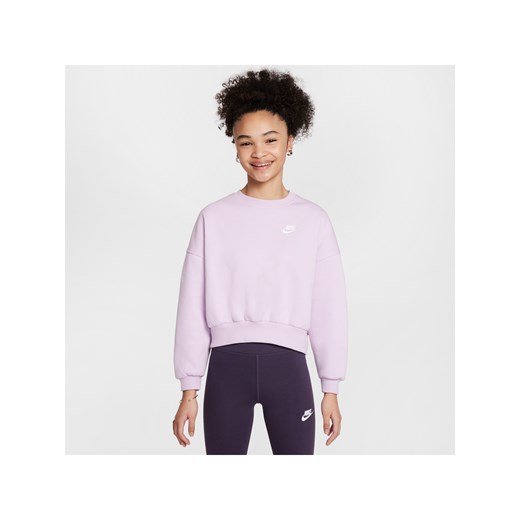 Dziewczęca bluza dresowa o pudełkowym kroju z półokrągłym dekoltem Nike Sportswear Club Fleece - Fiolet ze sklepu Nike poland w kategorii Bluzy damskie - zdjęcie 179332270