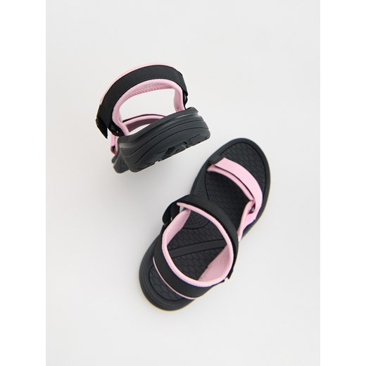 Czarne sandały dziecięce Reserved na rzepy 
