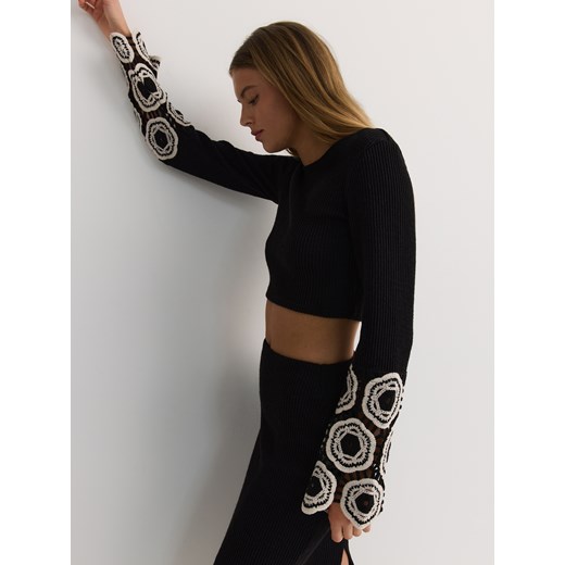 Reserved - Krótki sweter z ażurowymi rękawami - czarny ze sklepu Reserved w kategorii Bluzki damskie - zdjęcie 179342053
