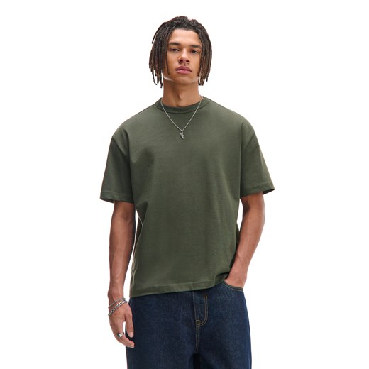 Cropp - Basicowa ciemnozielona koszulka comfort - zielony ze sklepu Cropp w kategorii T-shirty męskie - zdjęcie 179342123