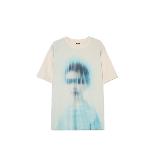 Cropp - Koszulka w motywem portretu - jasny szary ze sklepu Cropp w kategorii T-shirty męskie - zdjęcie 179342244