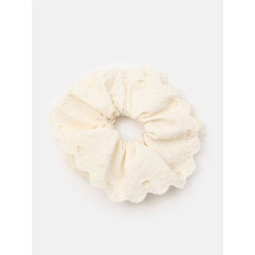 Sinsay - Gumka do włosów scrunchie z haftowanym wykończeniem - kremowy ze sklepu Sinsay w kategorii Gumki do włosów - zdjęcie 179358250
