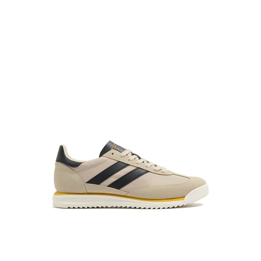 Cropp - Sneakersy z dekoracyjnymi naszywkami - beżowy ze sklepu Cropp w kategorii Buty sportowe męskie - zdjęcie 179359234