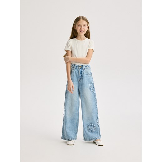 Reserved - Jeansy super wide leg z aplikacją - niebieski ze sklepu Reserved w kategorii Spodnie dziewczęce - zdjęcie 179360773