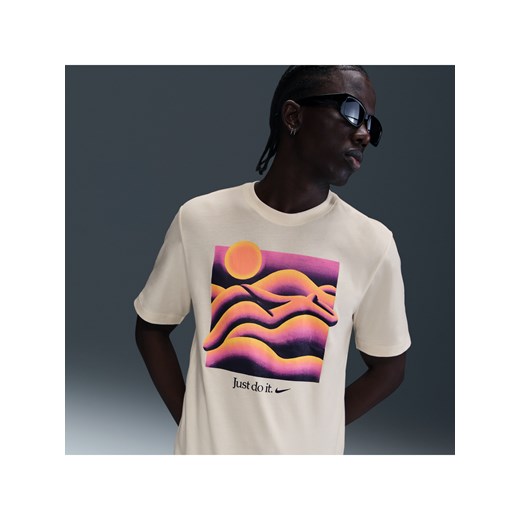 T-shirt Nike Sportswear - Brązowy ze sklepu Nike poland w kategorii T-shirty męskie - zdjęcie 179364733