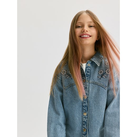 Reserved - Jeansowa koszula z haftowanymi kwiatami - niebieski ze sklepu Reserved w kategorii Koszule dziewczęce - zdjęcie 179370663
