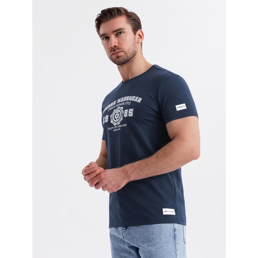 Bawełniany t-shirt męski z nadrukiem w stylu college – granatowy V3 OM-TSPT-0137 ze sklepu ombre w kategorii T-shirty męskie - zdjęcie 179377032