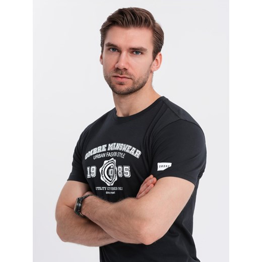 Męski bawełniany t-shirt z nadrukiem w stylu college – czarny V2 OM-TSPT-0137 ze sklepu ombre w kategorii T-shirty męskie - zdjęcie 179377083