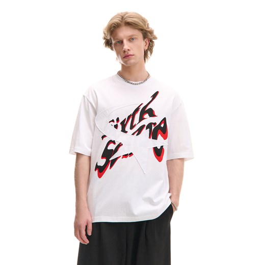 Cropp - Biała koszulka z nadrukiem i aplikacją - biały ze sklepu Cropp w kategorii T-shirty męskie - zdjęcie 179392373