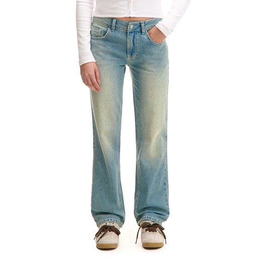 Cropp - Niebieskie jeansy straight w stylu vintage - niebieski ze sklepu Cropp w kategorii Jeansy damskie - zdjęcie 179396300