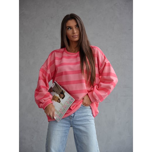 BLUZA OVERSIZE W PASKI- RÓŻOWA ze sklepu olika.com.pl w kategorii Bluzy damskie - zdjęcie 179408114