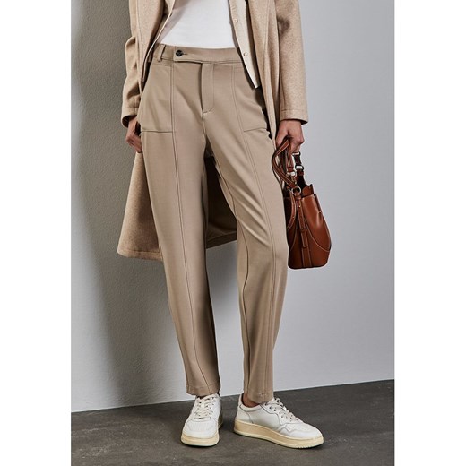 Street One Spodnie dresowe - Tapered fit - w kolorze beżowym ze sklepu Limango Polska w kategorii Spodnie damskie - zdjęcie 179411631