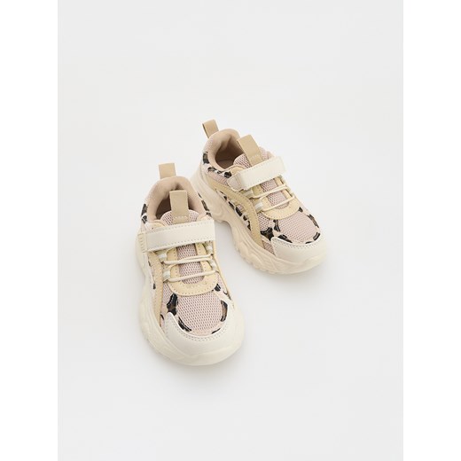 Reserved - Buty sportowe na rzepy - beżowy ze sklepu Reserved w kategorii Buty sportowe dziecięce - zdjęcie 179417674