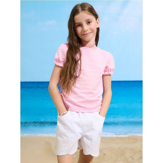 Sinsay - Szorty jeansowe z delikatnym haftem - biały - id: 863DR-00J - marki Sinsay - 179419773 Sinsay - Szorty jeansowe z delikatnym haftem - biały ze sklepu Sinsay w kategorii Spodenki dziewczęce - zdjęcie 179419773