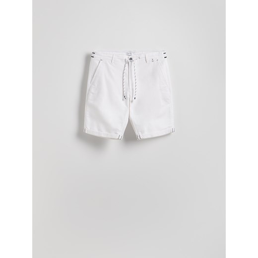 Reserved - Szorty slim fit - biały ze sklepu Reserved w kategorii Spodenki męskie - zdjęcie 179422943