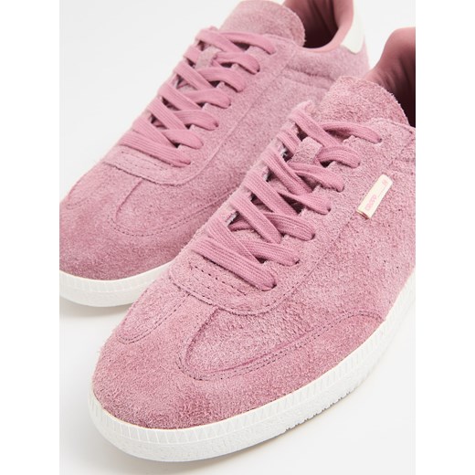 Cropp - Różowe zamszowe sneakersy - różowy Cropp 45 Cropp