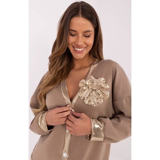 Beżowa rozpinana bluza damska z kwiatem MI-BL-61789.24, Kolor ciemny beżowy, Rozmiar uniwersalny, ITALY MODA ze sklepu Primodo w kategorii Bluzy damskie - zdjęcie 179456663