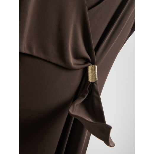 Sukienka Reserved z długim rękawem midi w serek prosta 