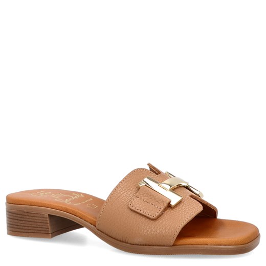 Skórzane klapki z ozdobą - OH! MY SANDALS 5605 JASNY BRĄZ ze sklepu Tymoteo.pl - sklep obuwniczy w kategorii Klapki damskie - zdjęcie 179464360