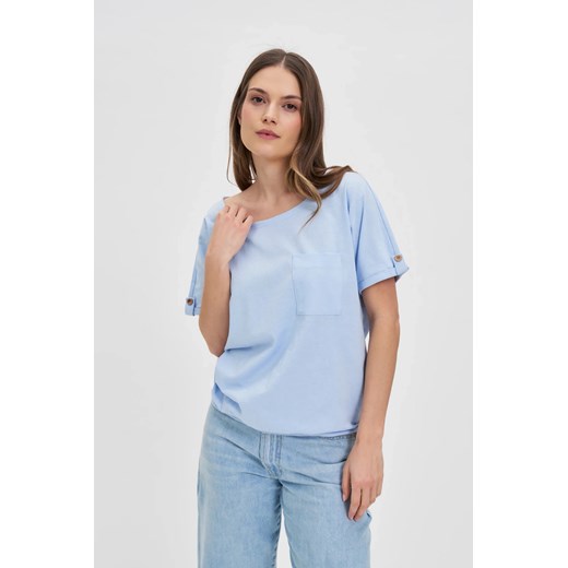Bawełniany t-shirt z kieszonką błękitny ze sklepu Moodo.pl w kategorii Bluzki damskie - zdjęcie 179468381