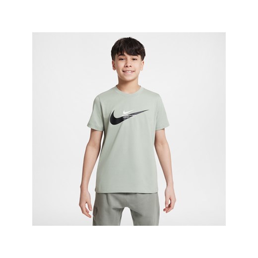 T-shirt dla dużych dzieci (chłopców) Nike Sportswear - Zieleń ze sklepu Nike poland w kategorii T-shirty chłopięce - zdjęcie 179485031