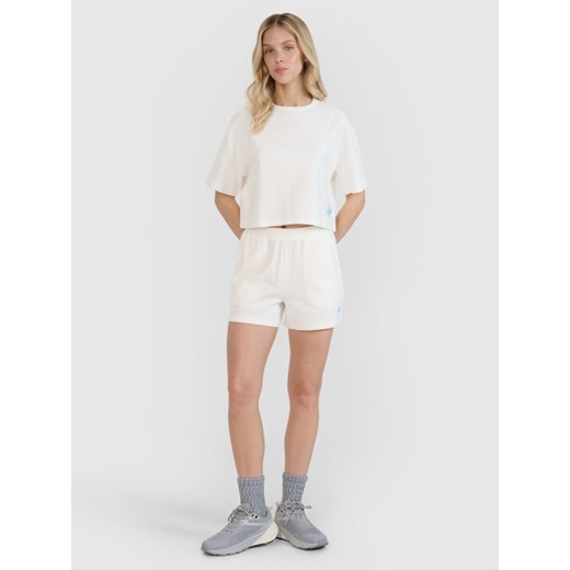 Damskie spodenki dresowe 4F 4FWSS25TSHOF531 - białe ze sklepu Sportstylestory.com w kategorii Szorty - zdjęcie 179485202