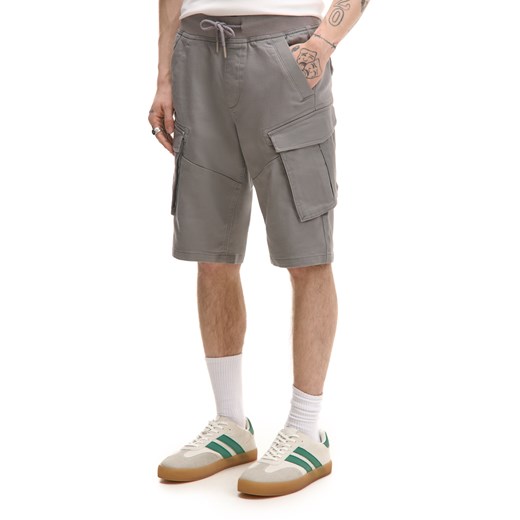 Cropp - Szare szorty z kieszeniami cargo - szary ze sklepu Cropp w kategorii Spodenki męskie - zdjęcie 179505200