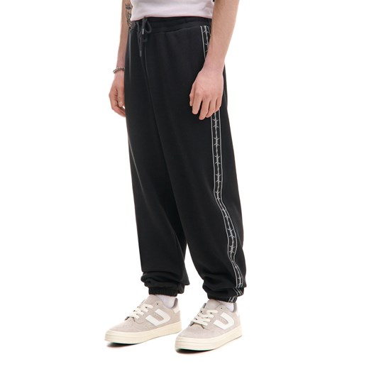 Cropp - Dresowe joggery comfort z lampasami - czarny ze sklepu Cropp w kategorii Spodnie męskie - zdjęcie 179505232