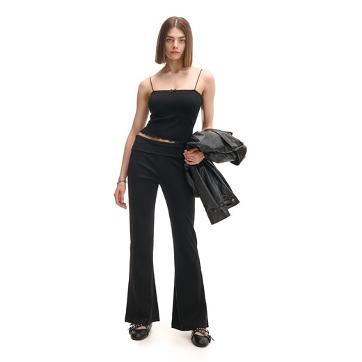 Cropp - Dresowe spodnie flare z podwiniętą talią - czarny Cropp S Cropp