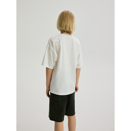 T-shirt chłopięce Reserved biały z nadrukami 