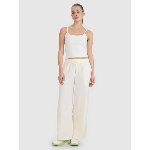 Damskie spodnie casual 4F 4FWSS25TTROF1012 - białe ze sklepu Sportstylestory.com w kategorii Spodnie damskie - zdjęcie 179506993