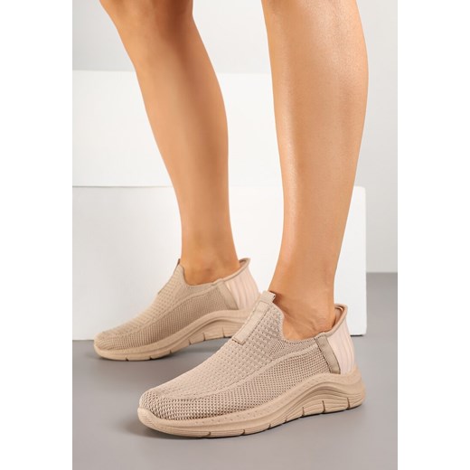 Ciemnobeżowe Wsuwane Buty Sportowe Sneakersy na Tłoczonej Podeszwie Fadema ze sklepu born2be.pl w kategorii Buty sportowe damskie - zdjęcie 179514871